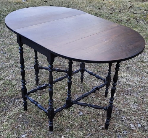 Antique gatelegged drop leaf